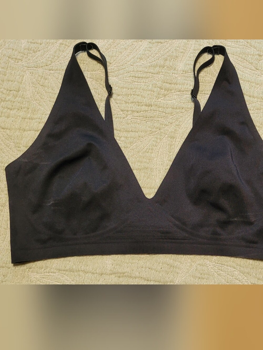 💚10 for $10💚 Bundle and save Splendid Black V-Neck Seamless Bralette